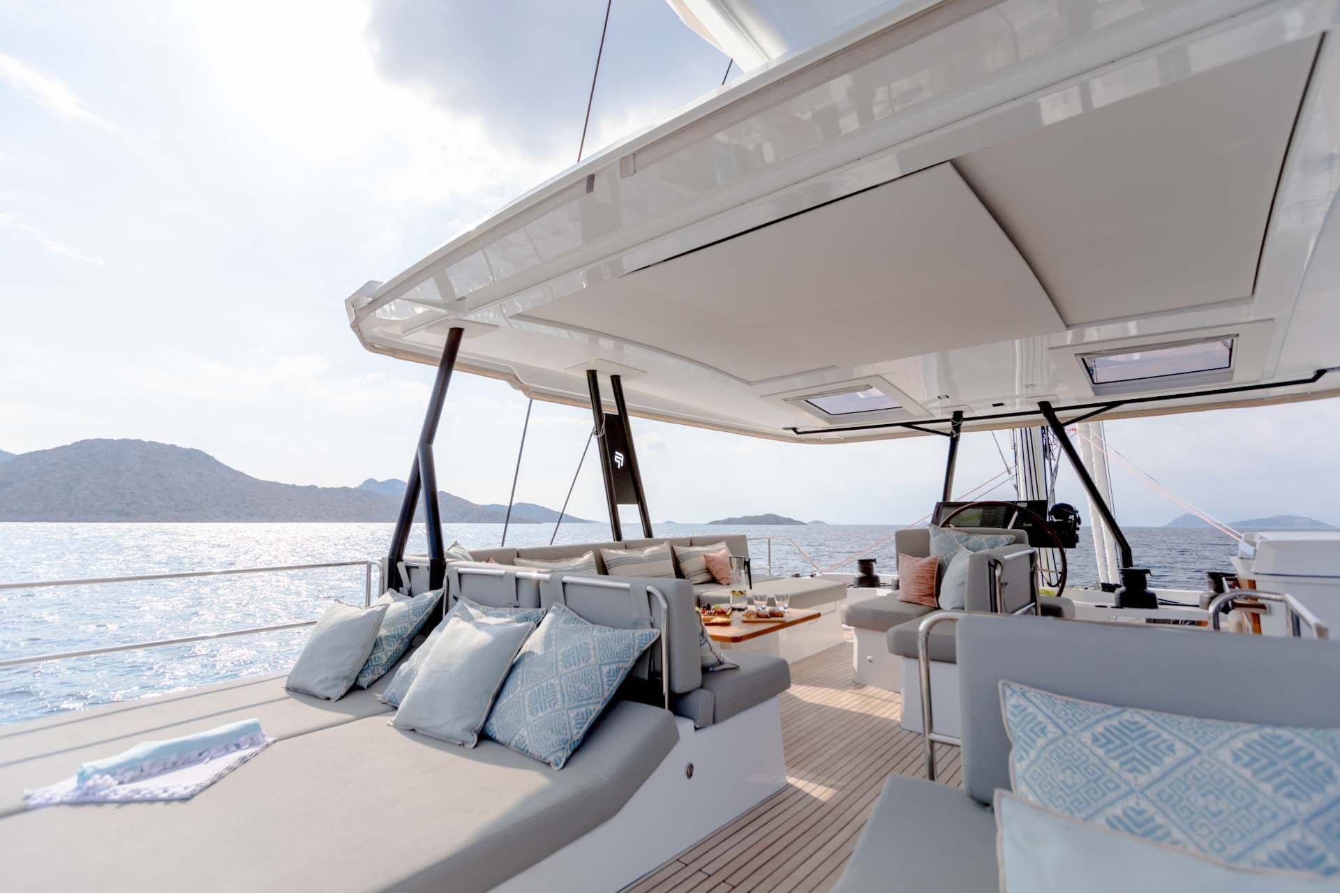 Flybridge sun beds (sistership)