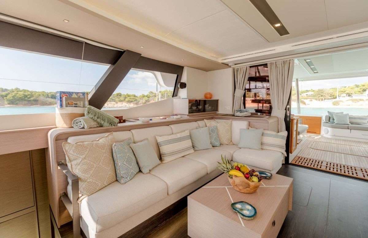 Main salon (sistership)