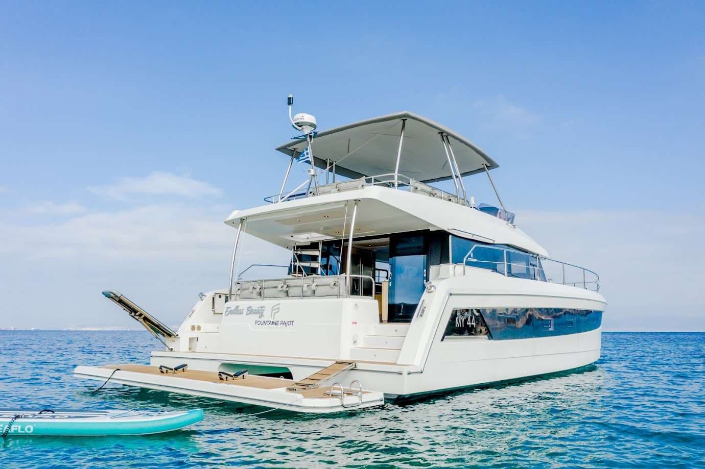 Aft deck with swimming platform