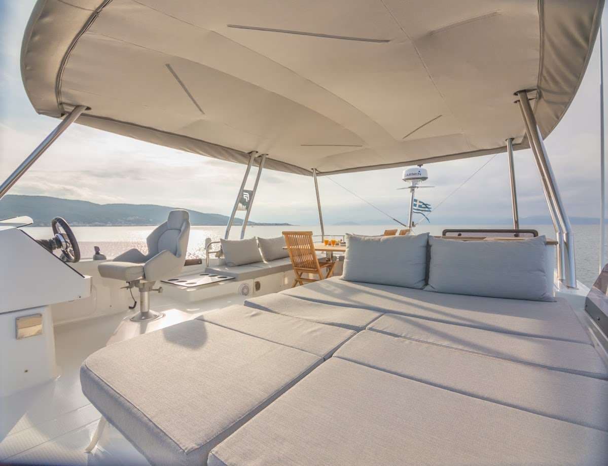 Flybridge sun beds