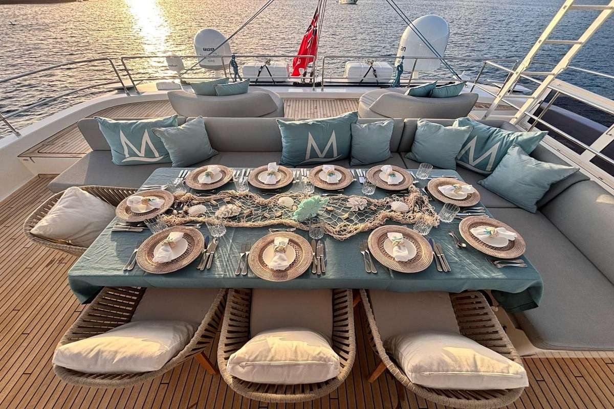 Aft deck dining