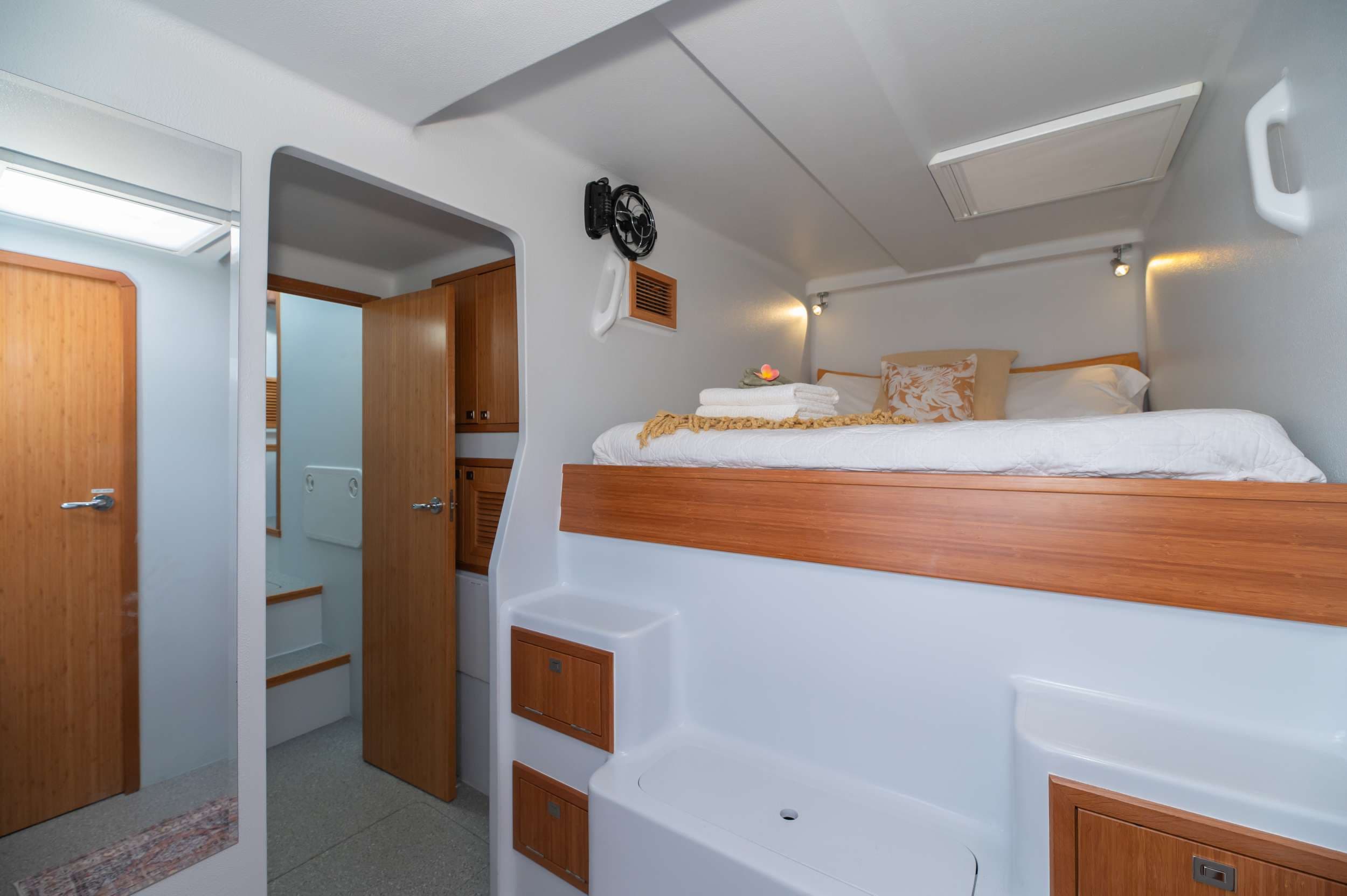 Starboard mid - Queen bed