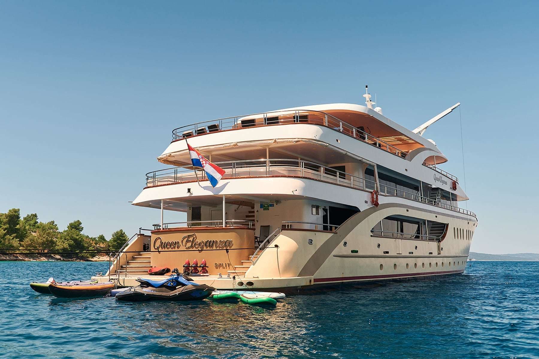 QUEEN ELEGANZA Watersports