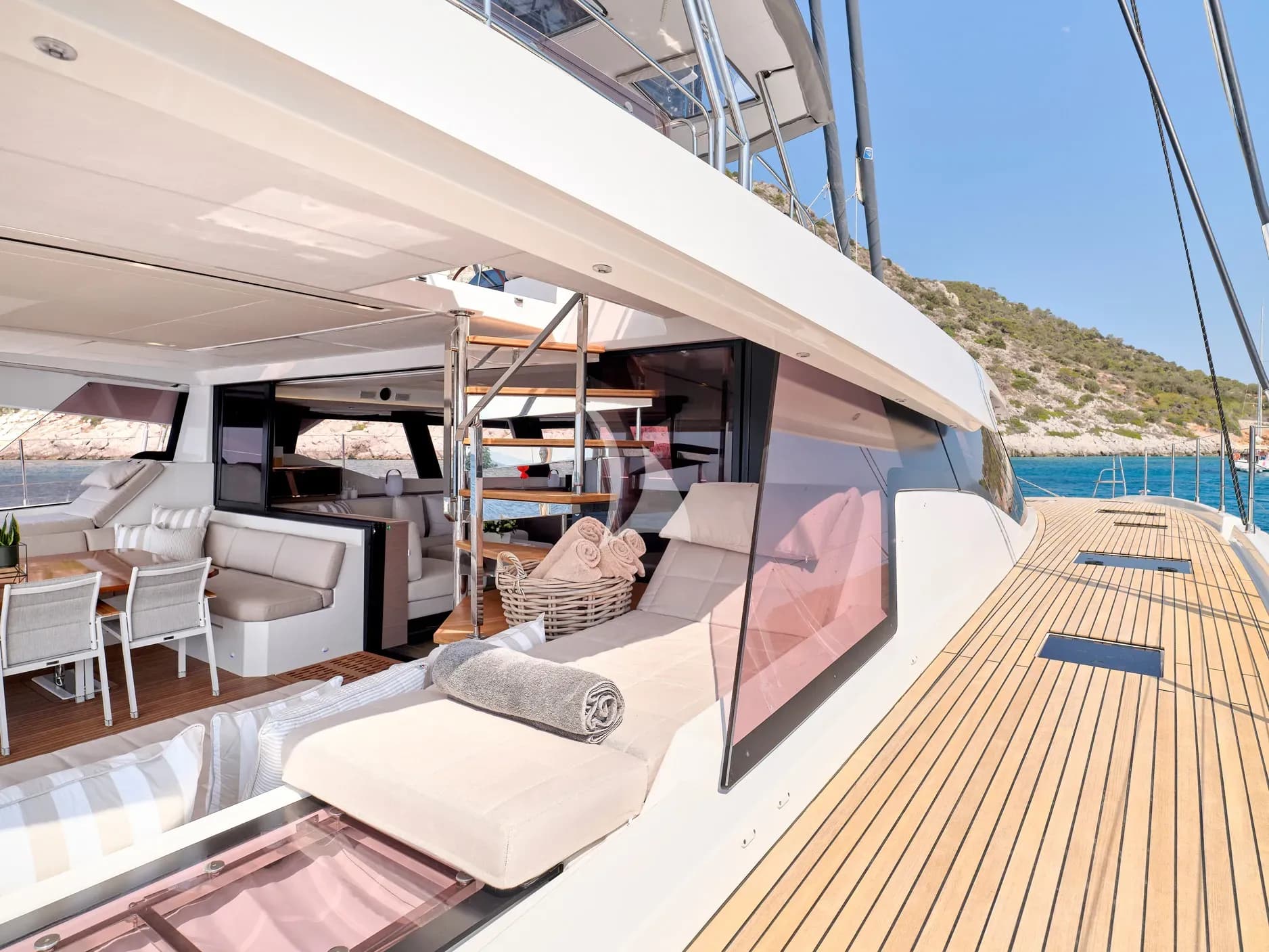 ALEXANDRA II – Exterior