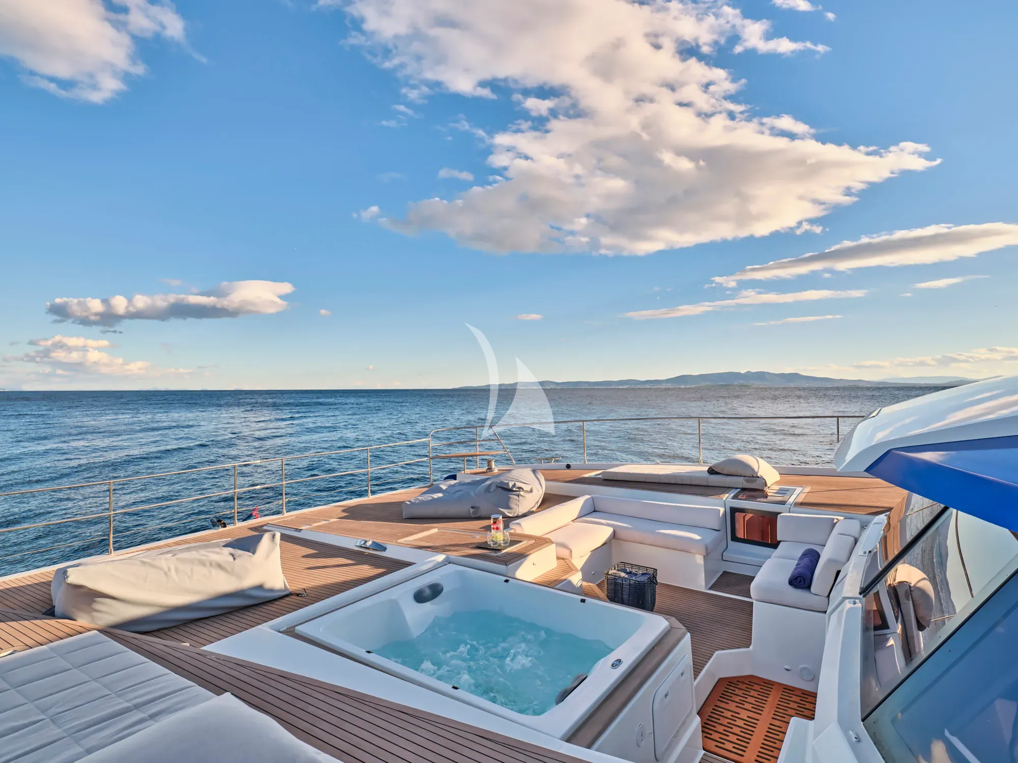 MAJESTY OF GREECE – Exterior
