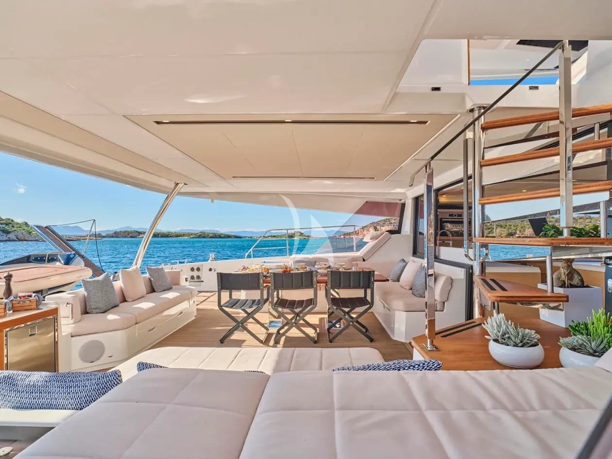 MAJESTY OF GREECE – Exterior