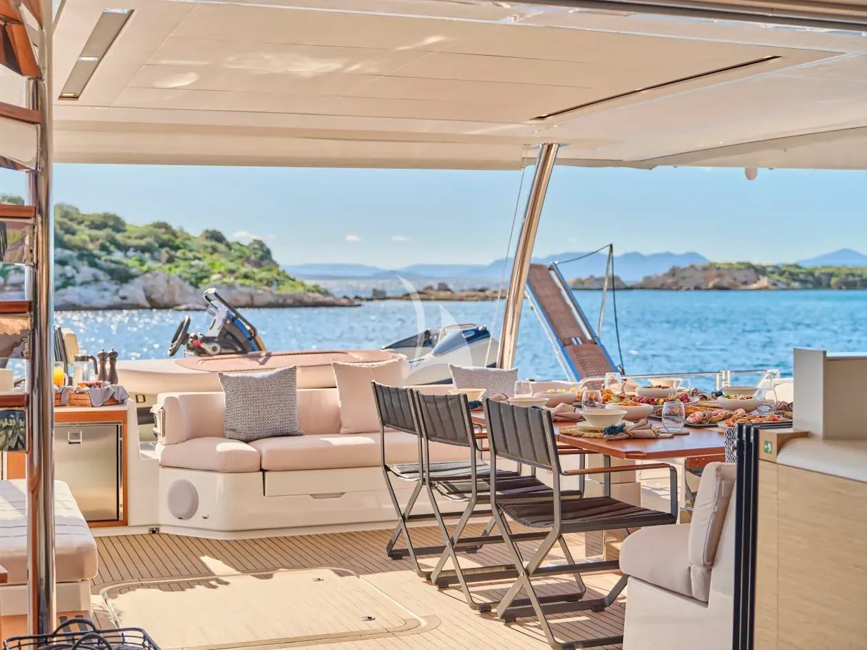 MAJESTY OF GREECE – Exterior