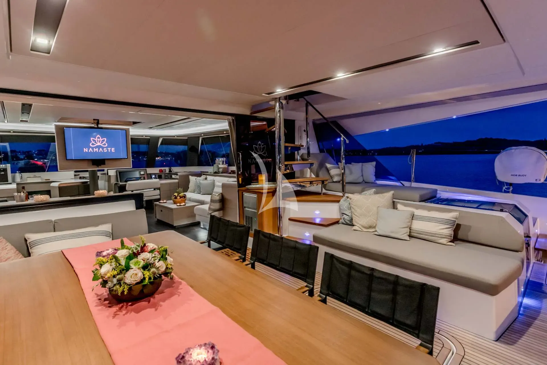 NAMASTE (SAMANA) – Exterior