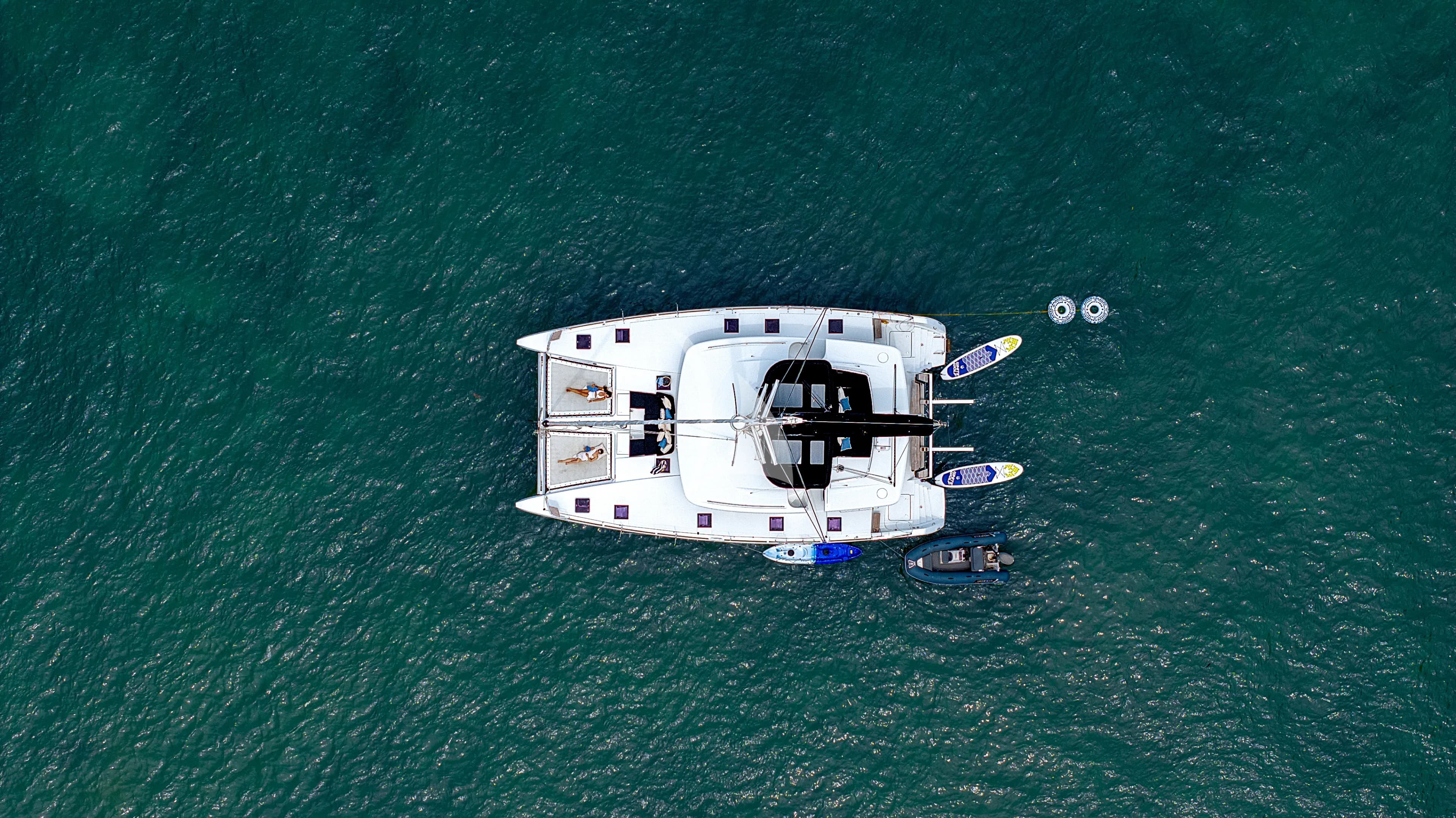BLUE MOON – Exterior