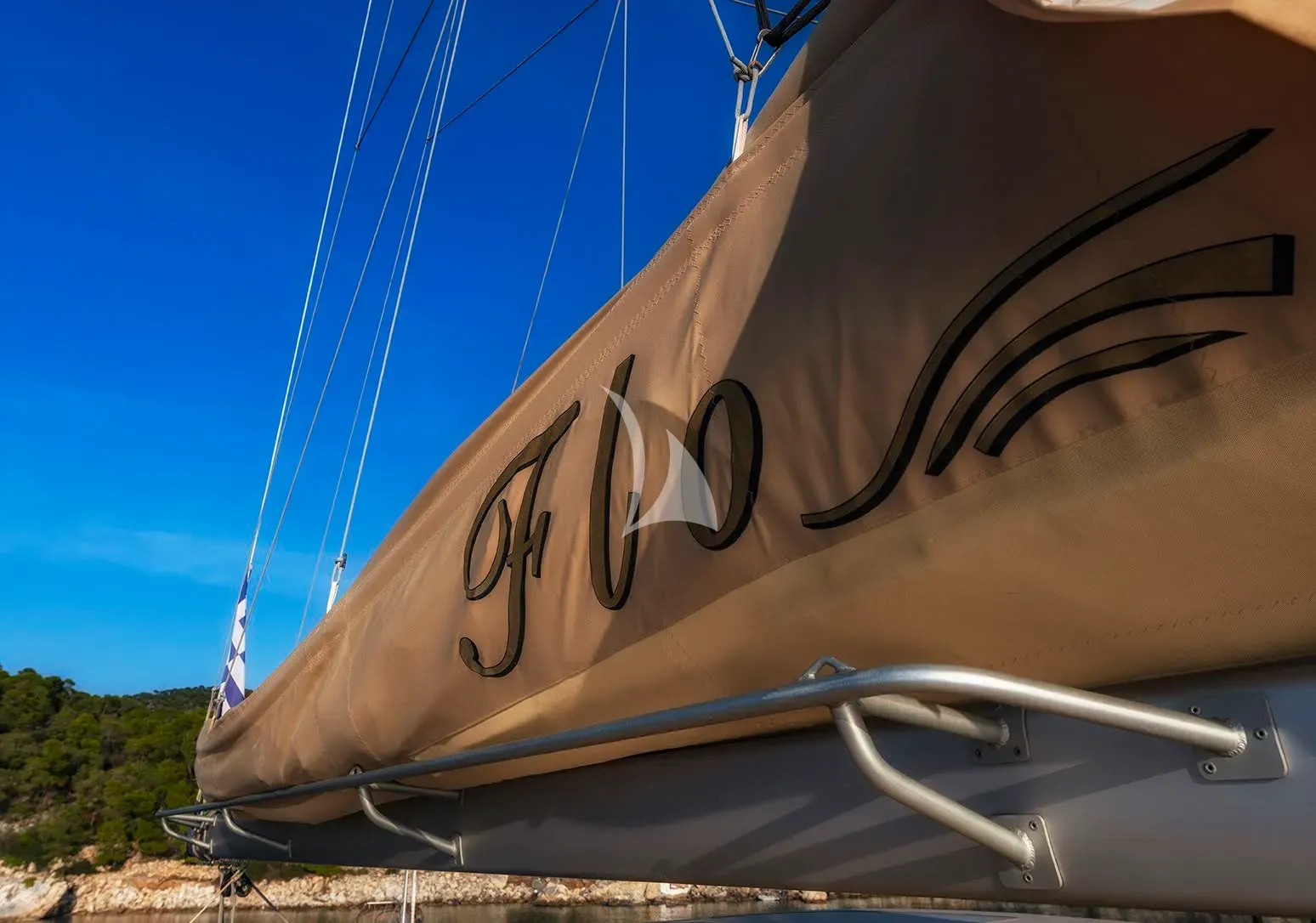 FLO – Exterior