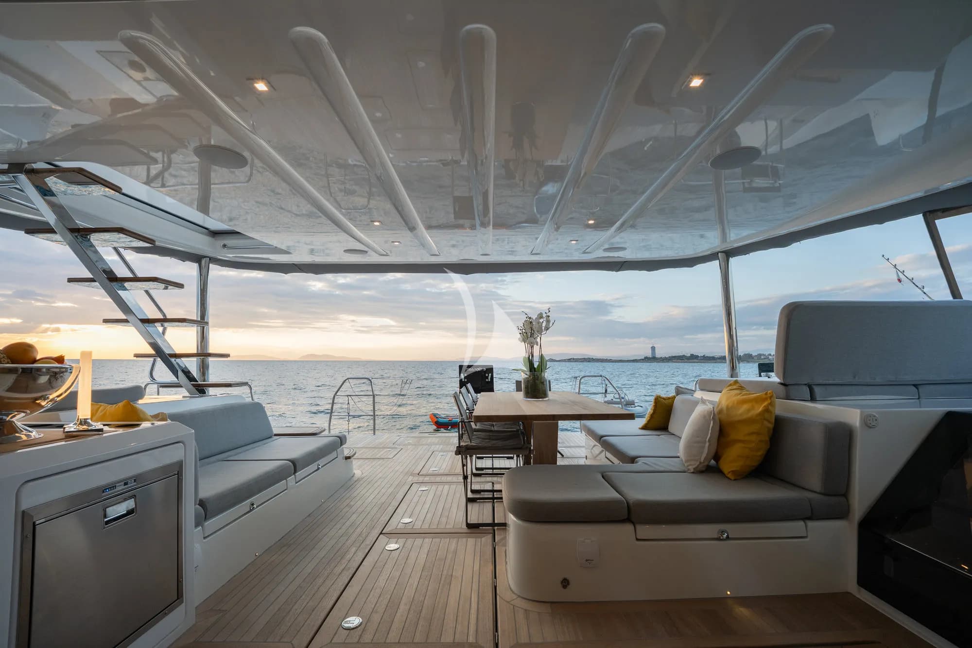LADY M – Exterior
