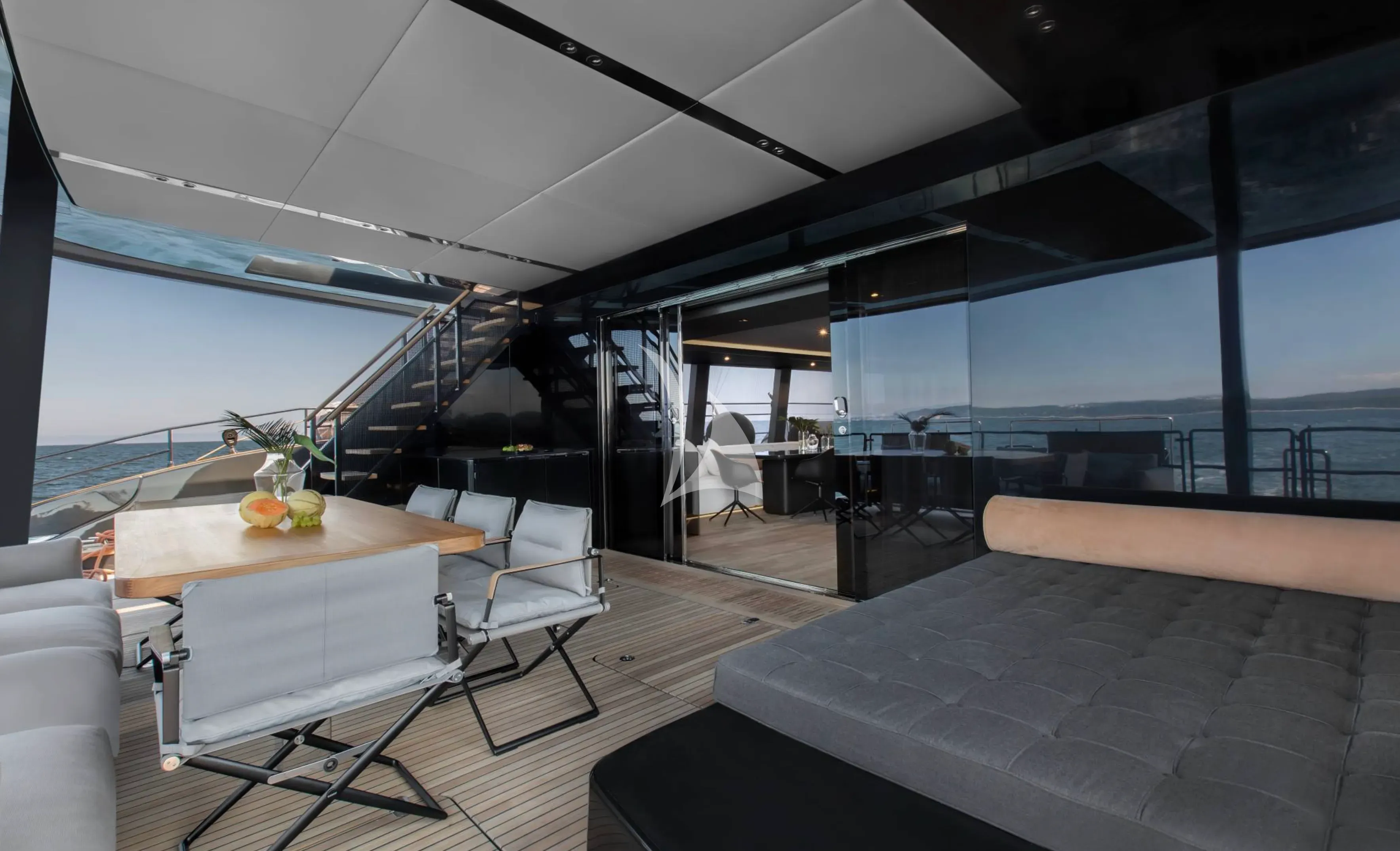 GRAYONE – Exterior