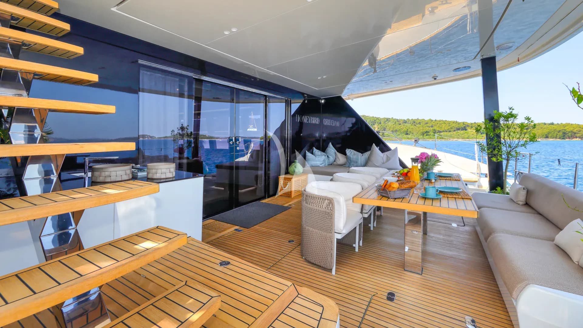 HONEYBIRD – Exterior