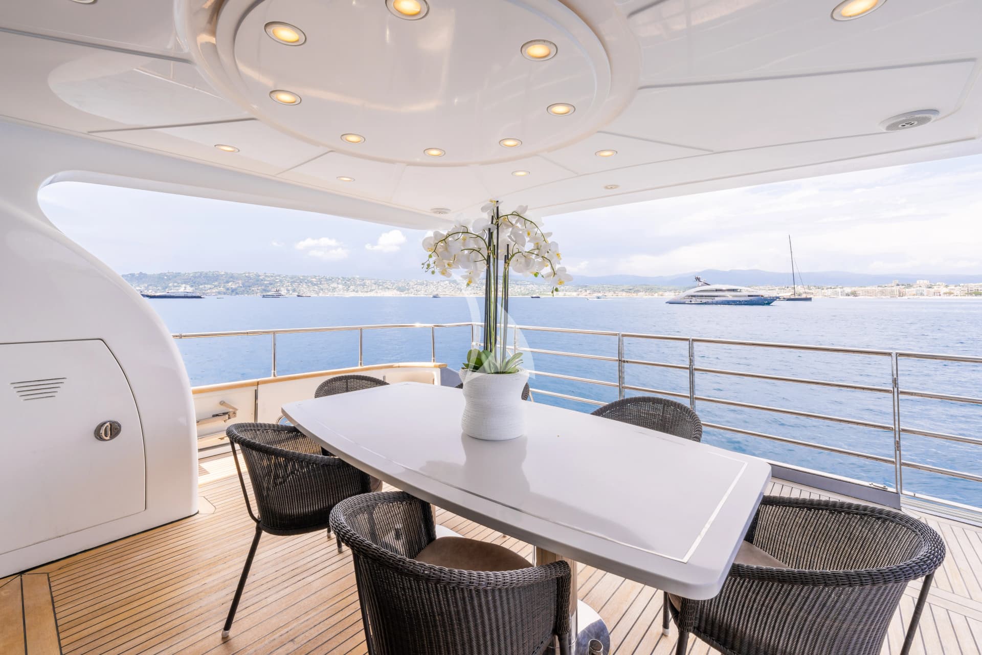 COCA VI – Exterior