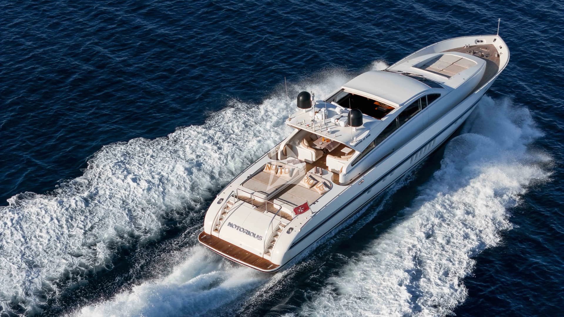 NOTORIOUS – Exterior