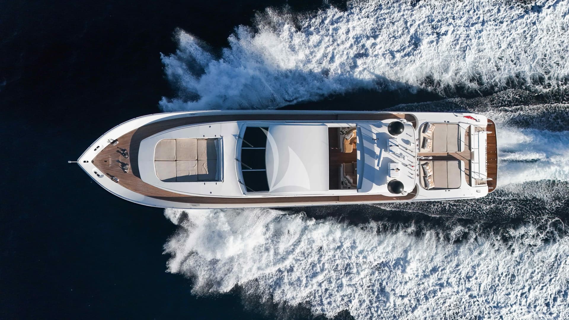 NOTORIOUS – Exterior