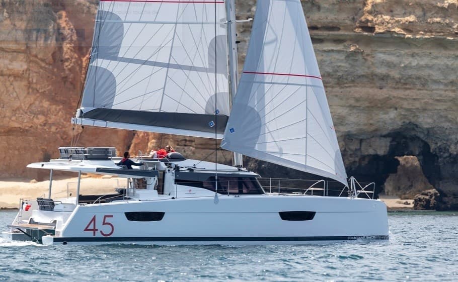 DAISY DOG – Fountaine Pajot