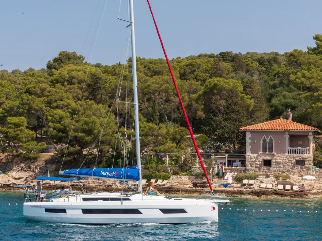 Sunsail 44.4 Premium – Dufour Yachts